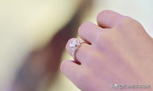 结婚戒指戴哪个手 结婚戒指戴哪个手（结婚戒指戴哪个手指） 生活